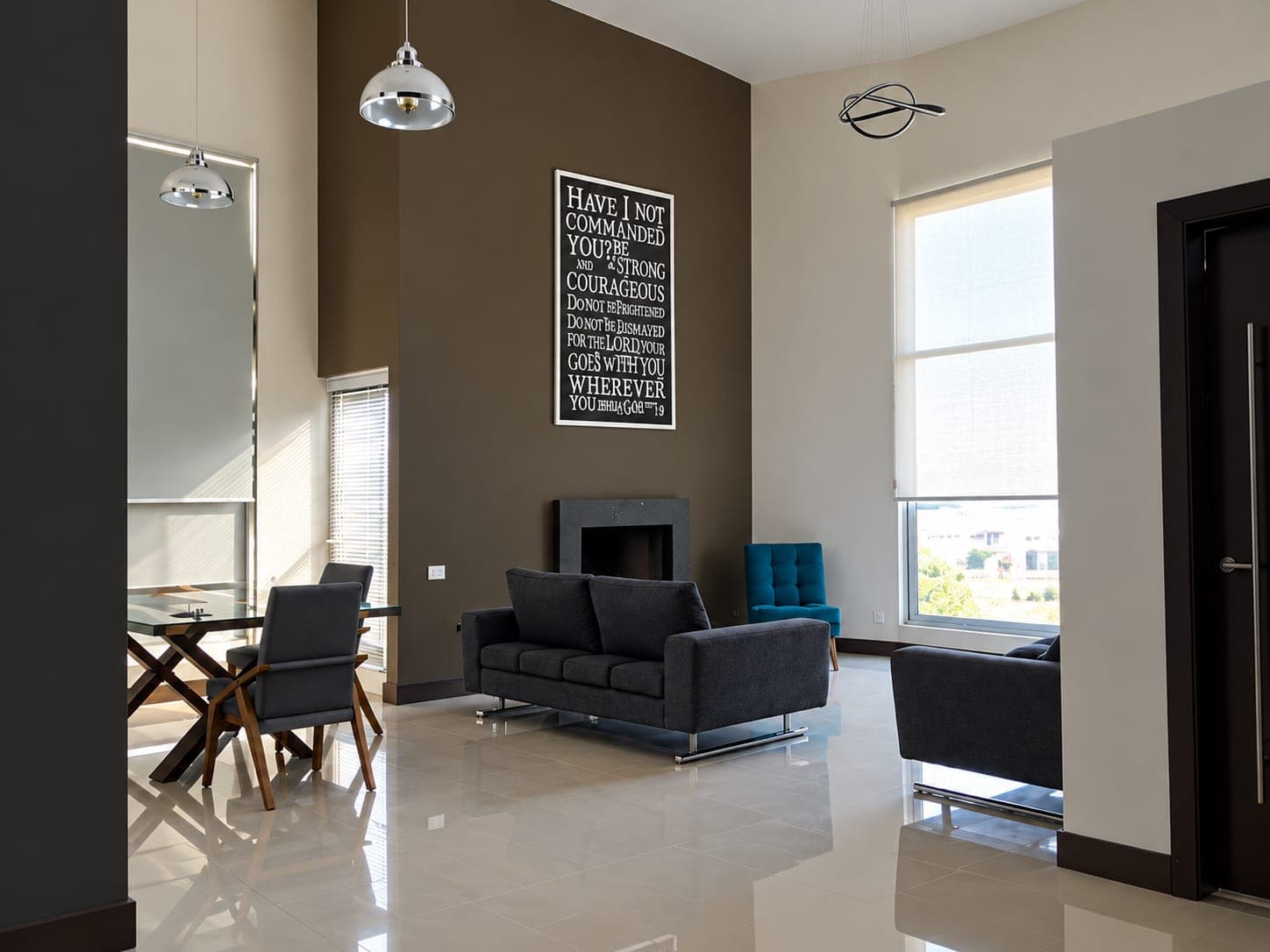Sala de doble altura de Casa Armonía, con chimenea y comedor