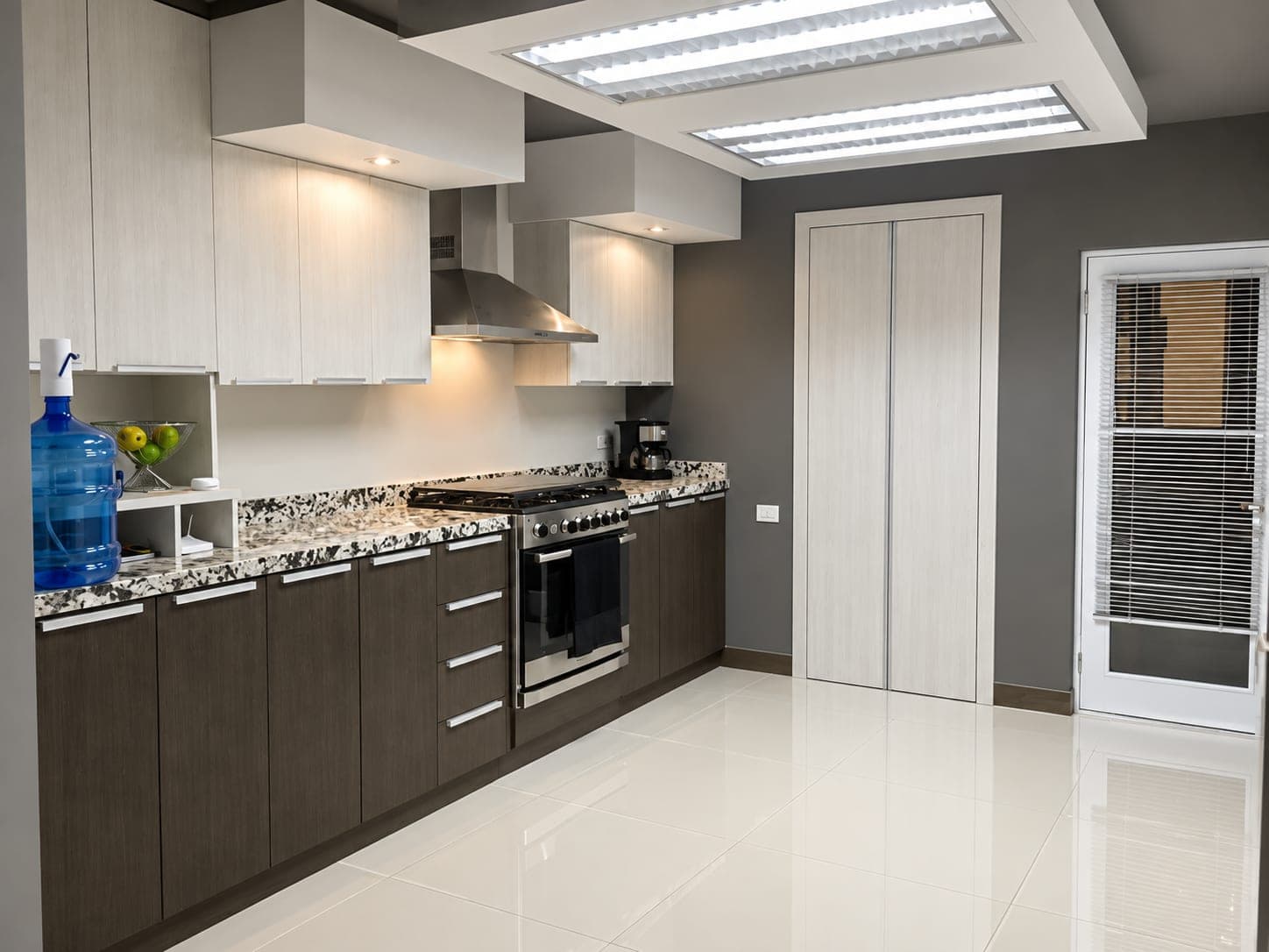 Cocina de Casa Armonía con cubierta de granito y gabinetes en dos tonos