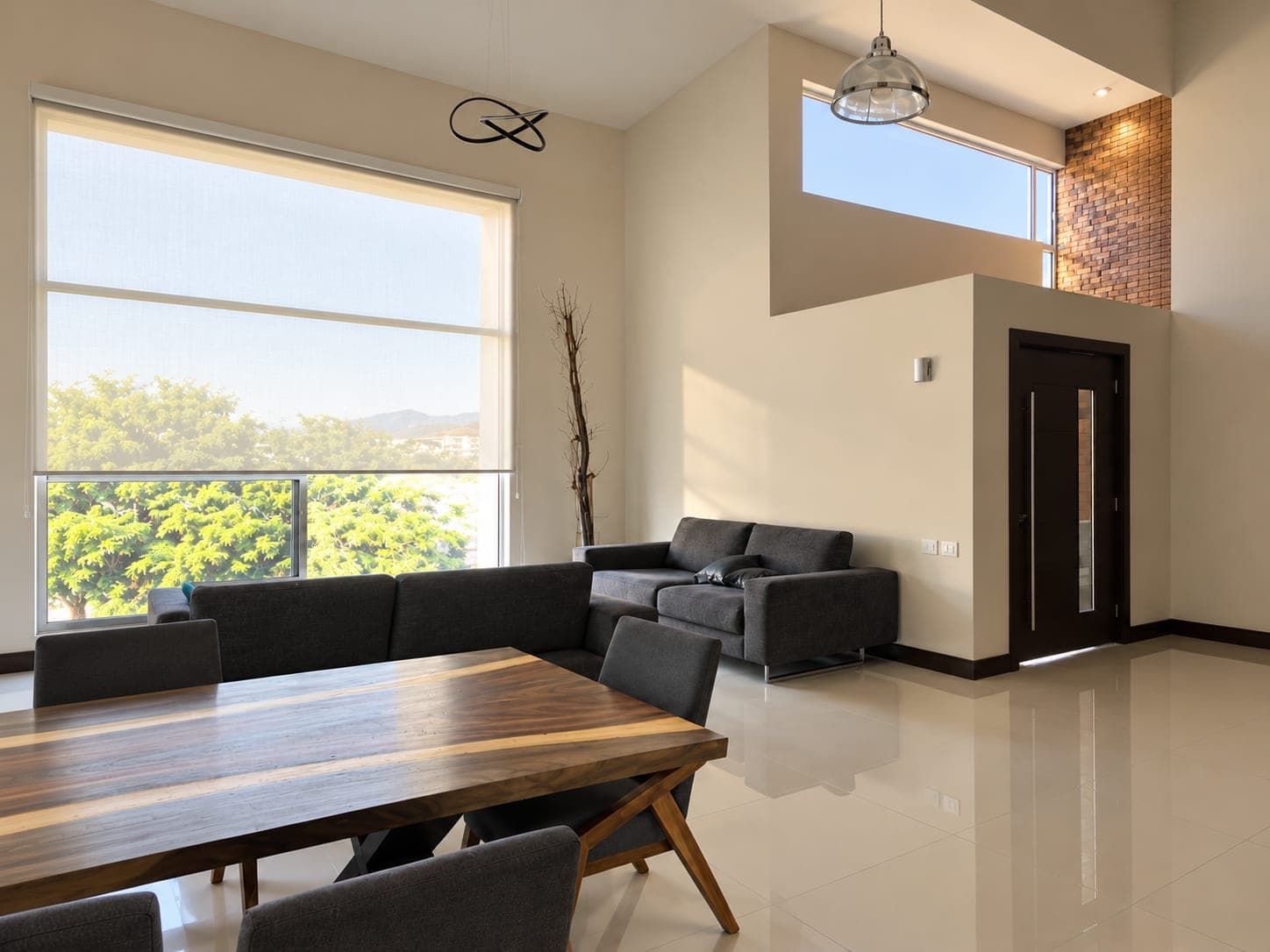 Comedor y sala de Casa Armonía con ventanales hacia el exterior