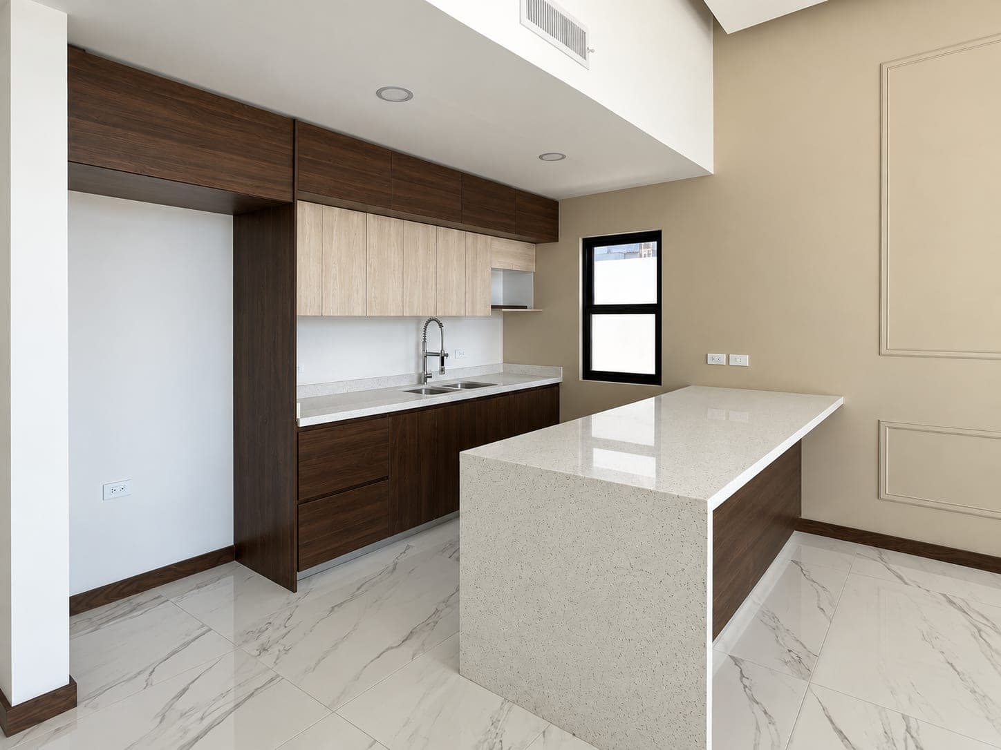 Cocina de Casa Aurora con isla y gabinetes de madera en dos tonos