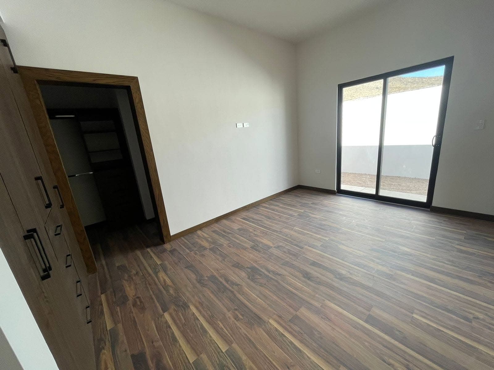 Recámara principal de Casa Aurora con vestidor y puerta corrediza al patio