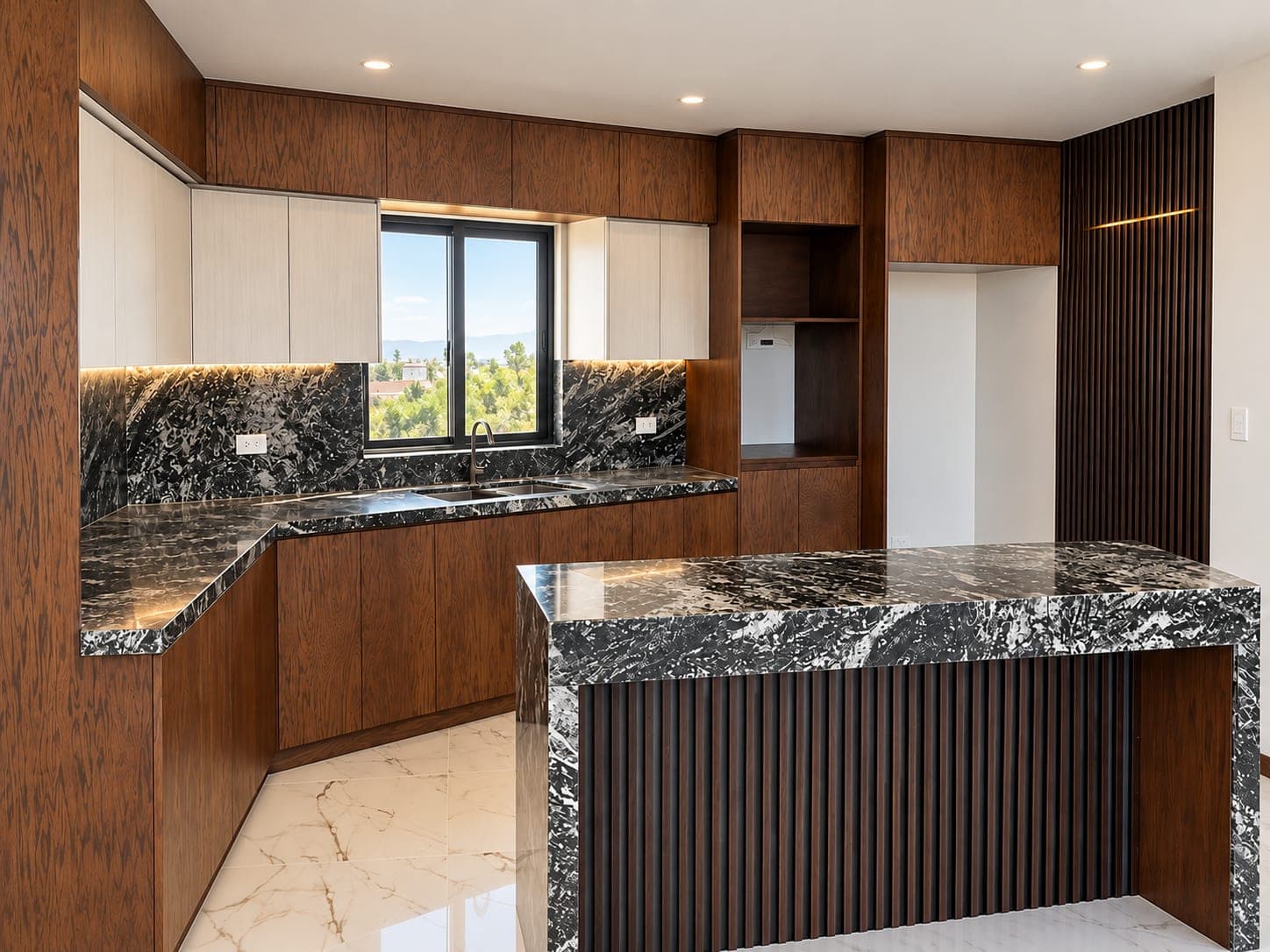 Cocina de Casa Plenitude con gabinetes de madera, cubierta de granito negro e isla con base de listones
